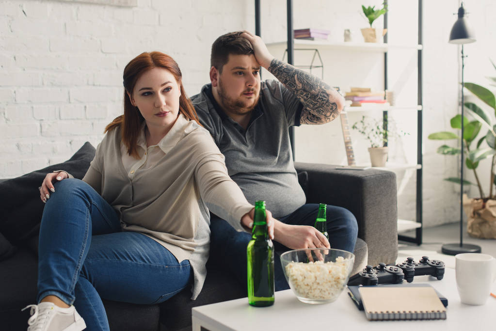 boyutu artı erkek ve kız arkadaşı, evde tv izlerken - Fotoğraf, Görsel