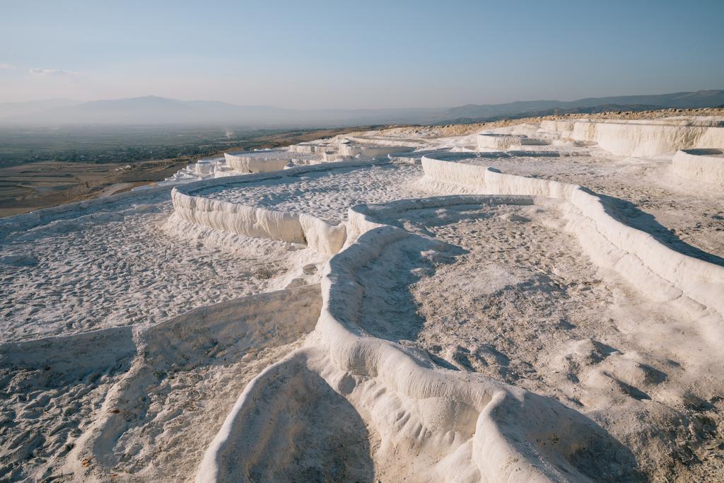 schöne natürliche Ansicht der berühmten weißen Felsen in Pamukkale, Türkei  - Foto, Bild