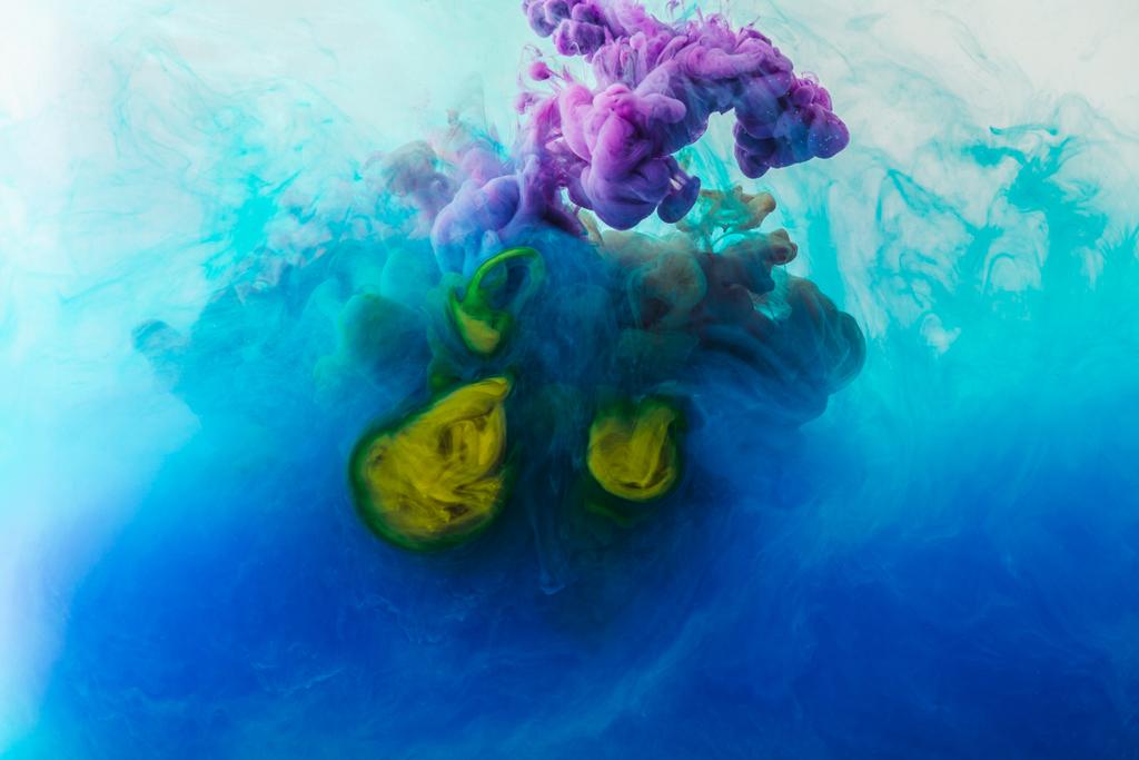 Zbliżenie, mieszanie farb niebieski, turkusowy, żółty i fioletowy wybuchy w wodzie - Zdjęcie, obraz