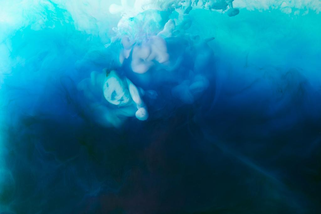 полная рамка изображения смешивания брызг синих, бирюзовых, черно-белых красок в воде
 - Фото, изображение