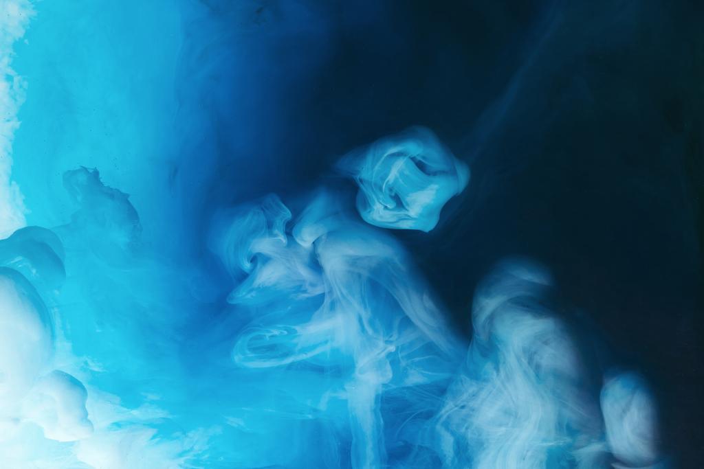 image plein cadre de mélange de peintures bleues, noires et blanches éclaboussures dans l'eau
 - Photo, image