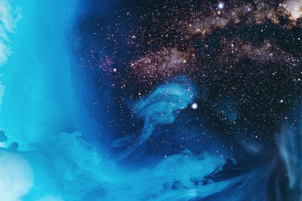 immagine full frame di miscelazione turchese, blu e nero spruzzi di vernice in acqua con sfondo universo
 - Foto, immagini
