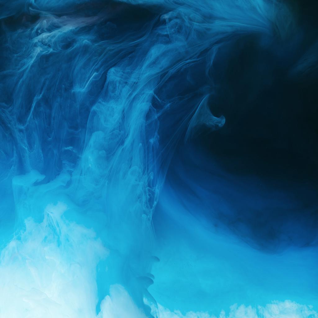 su sıçramalarına mavi, siyah, turkuaz ve beyaz karıştırma tam kare resmi boyar - Fotoğraf, Görsel