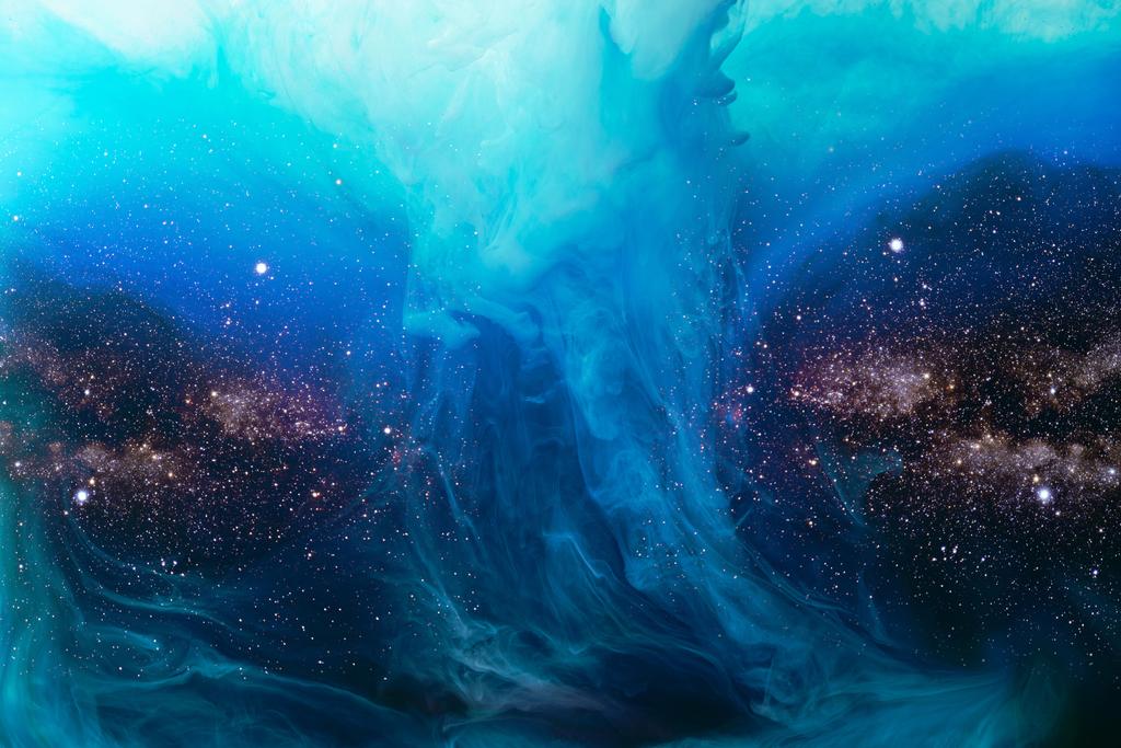 imagen de marco completo de la mezcla de salpicaduras de pintura azul en el agua con el fondo del universo
 - Foto, imagen