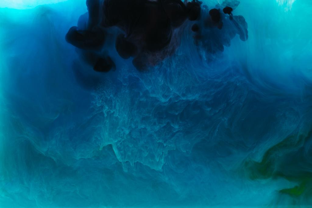 full frame beeld van het mengen van blauw, zwart, turkoois en groen verven spatten in water - Foto, afbeelding