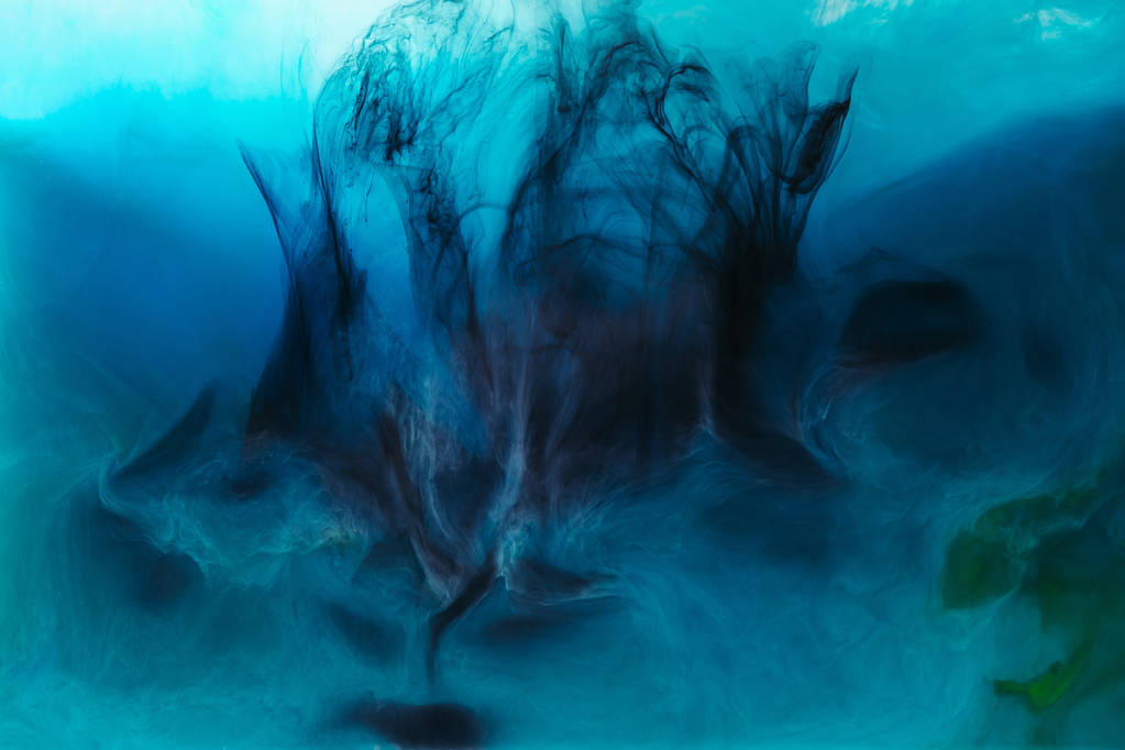 full frame beeld van het mengen van blauw, zwart, turkoois en groen verven spatten in water - Foto, afbeelding