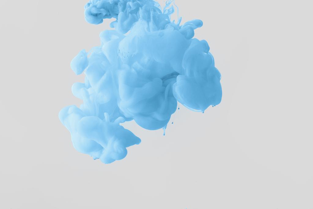parlak soluk mavi boya sıçrama gri izole su görünümünü kapat - Fotoğraf, Görsel