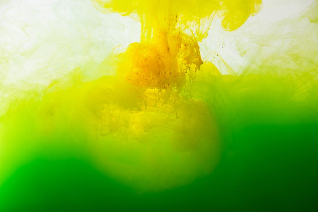 görünümü, yeşil ve sarı boya sıçramalarına gri izole su karıştırma kadar kapatın - Fotoğraf, Görsel