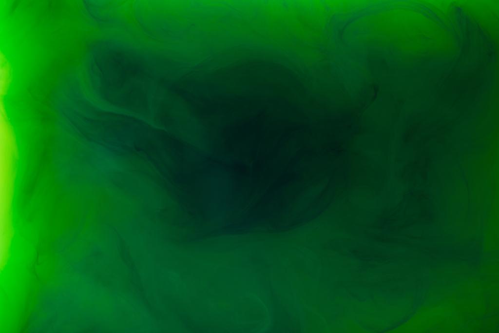 полная рамка изображения смешивания зеленых и черных красок брызги в воде изолированы на сером
 - Фото, изображение