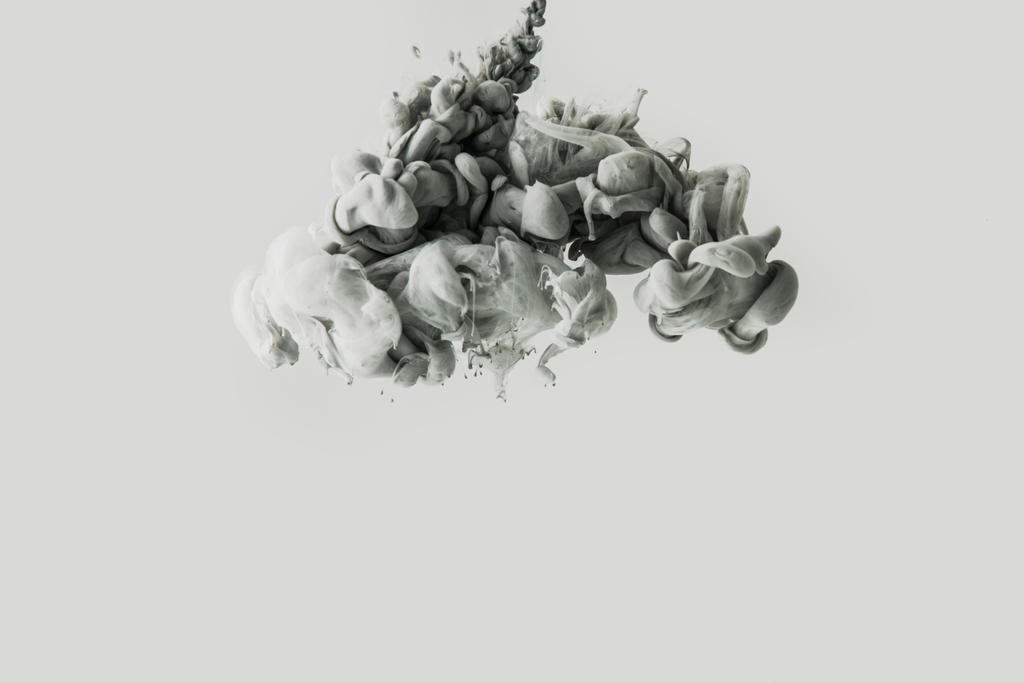 близкий вид дыма или смешивание светло-серых и черных красок брызги в воде изолированы на сером
 - Фото, изображение