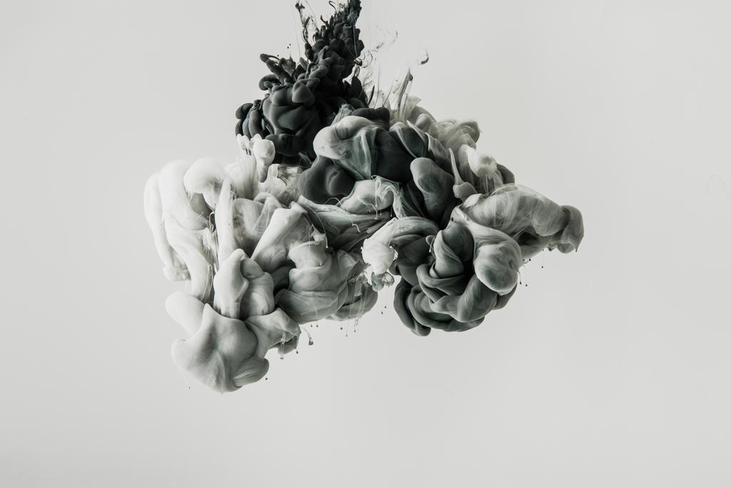 vista ravvicinata di mescolanza di spruzzi di vernici grigio chiaro e neri in acqua isolata su grigio
 - Foto, immagini