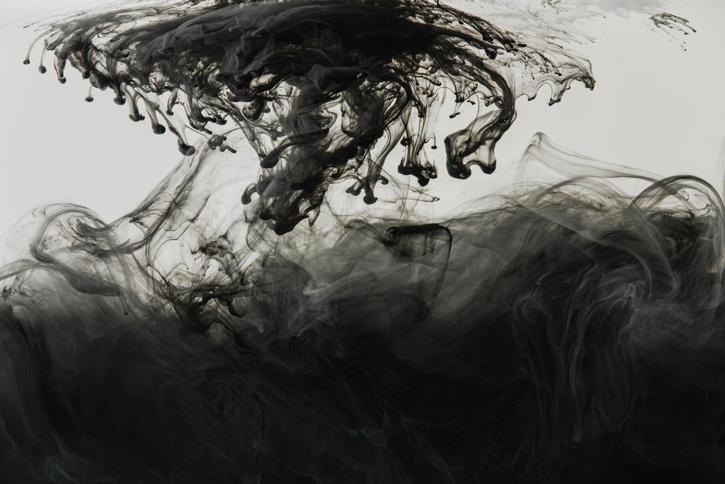 крупним планом вид змішування світло-сірих і чорних фарб бризки у воді ізольовані на сірому
 - Фото, зображення