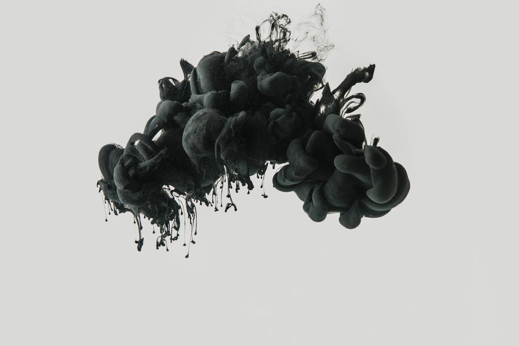 Крупним планом чорне чорнило у воді ізольовано на сірому
 - Фото, зображення