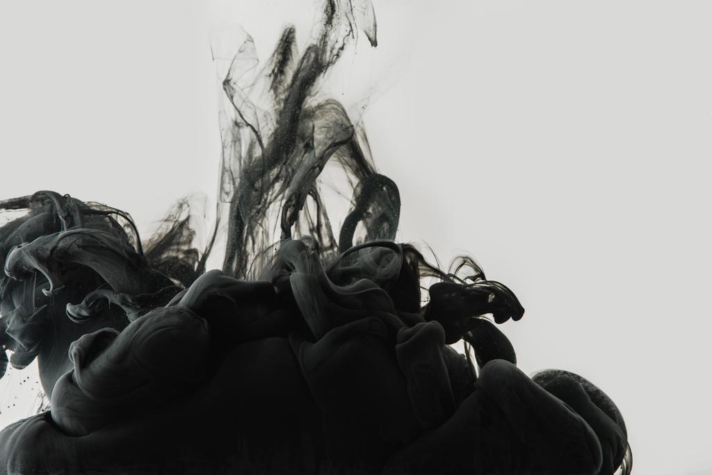 Vista de cerca de tinta negra en agua aislada en gris
 - Foto, Imagen