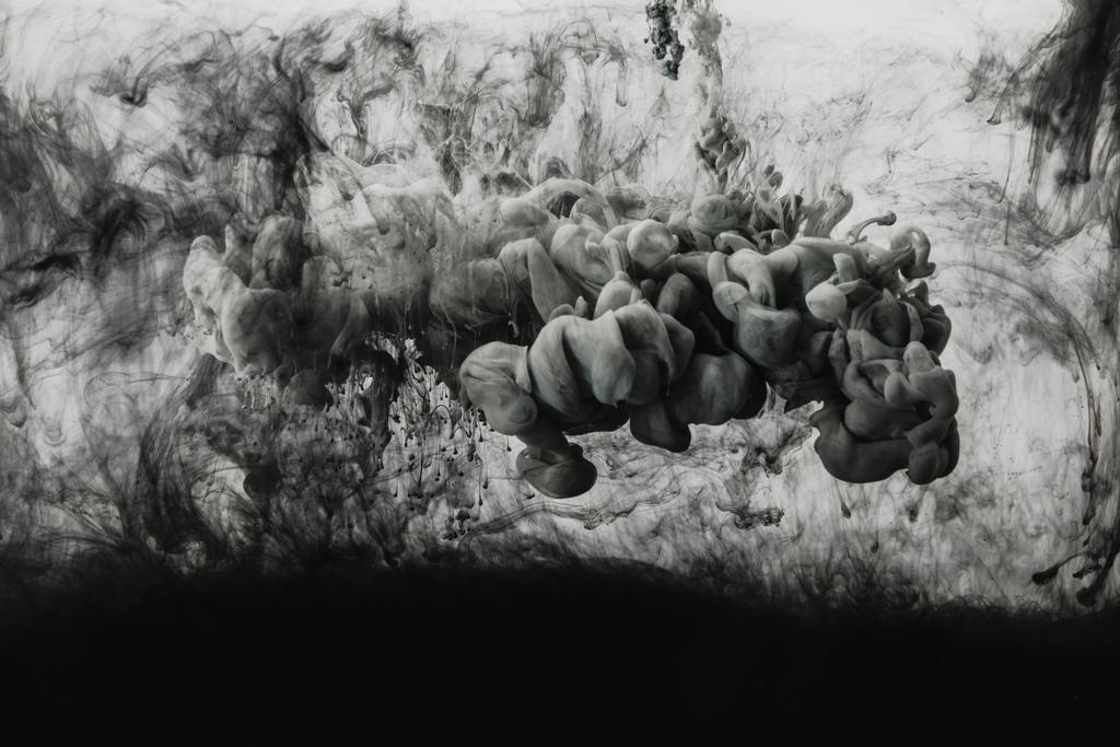 imagen de marco completo de mezcla de grises claros y pinturas negras salpicaduras en el agua
 - Foto, imagen