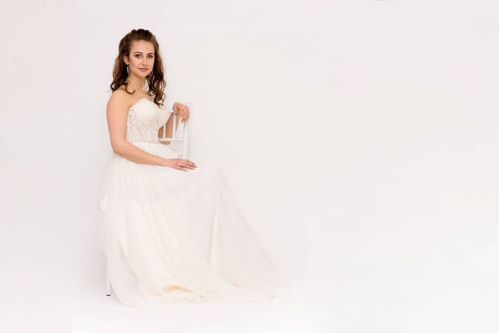 красивая невеста в белом свадебном платье в разных позах на белом фоне показывает различные эмоции
 - Фото, изображение