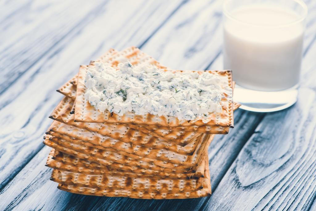 gevrek kraker süzme peynir ve süt ile ahşap masa üzerinde görmek  - Fotoğraf, Görsel