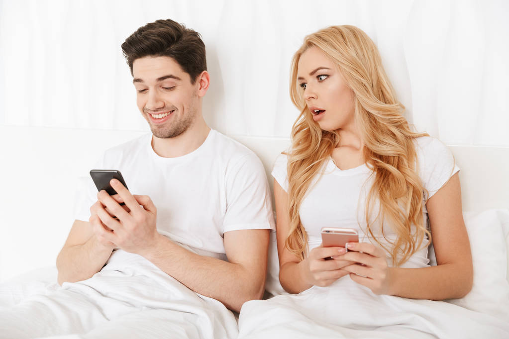 Casal jovem moderno usando telefones celulares
 - Foto, Imagem