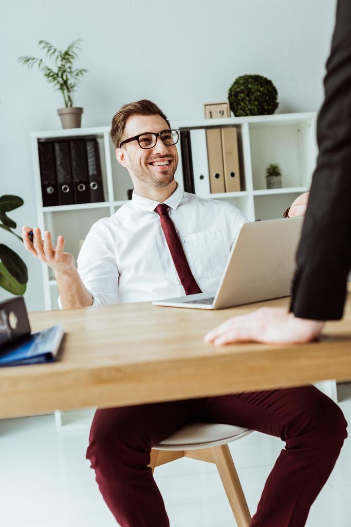 hymyilevä liikemies puhuu pomo modernissa toimistossa
 - Valokuva, kuva