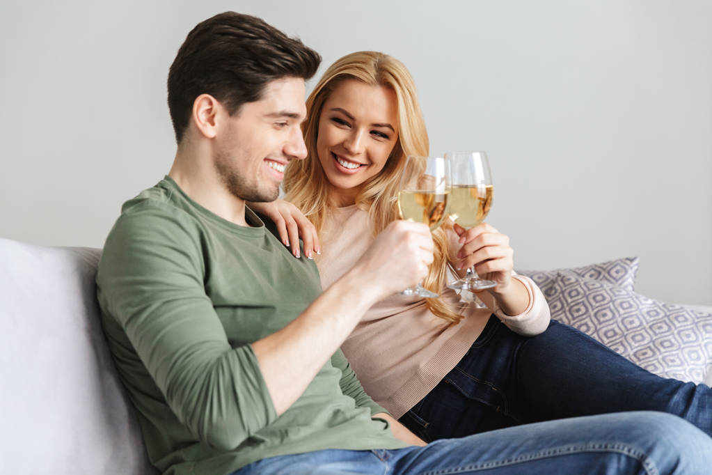 Szczęśliwa Młoda para kochający picie alkoholu biały wina champagne. - Zdjęcie, obraz