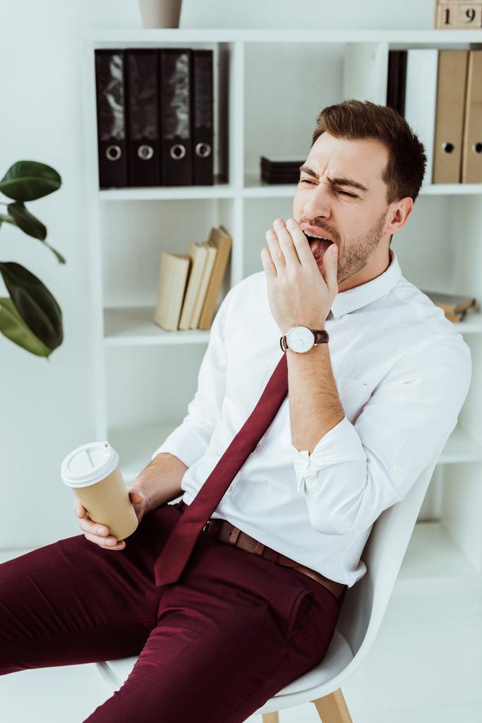 近代的なオフィスにあくびコーヒーと疲れたビジネスマン  - 写真・画像