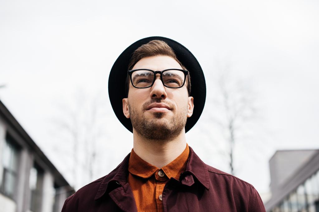 csinos divatos férfi szemüvegek és a kalap alsó nézetében - Fotó, kép