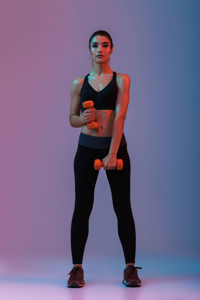 Spor exerc yapıyor atletik kadında tam uzunlukta portresi - Fotoğraf, Görsel