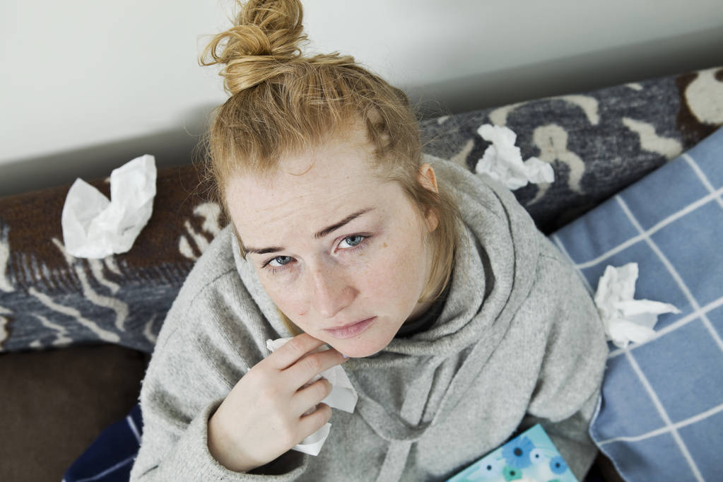 Kranke und müde Frau mit Kopfschmerzen, die auf einem Sofa sitzt und um Hilfe bittet. Nahaufnahme-Porträt. - Foto, Bild