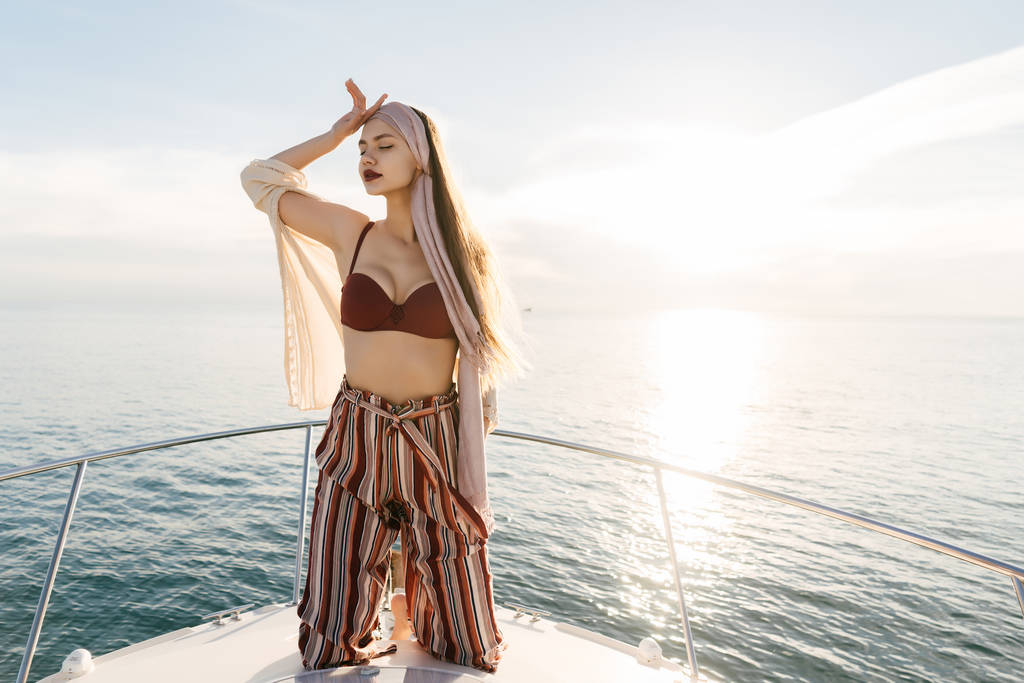 lussuosa ragazza attraente in abiti eleganti in posa sul suo yacht bianco, vela sulle isole dei Caraibi
 - Foto, immagini