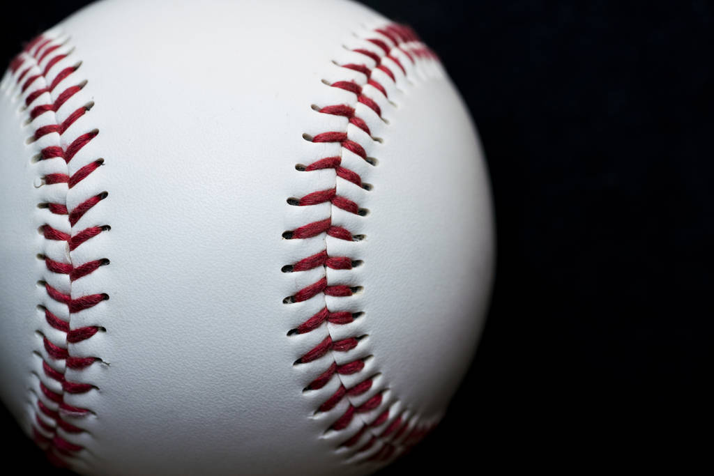 Detailní záběr baseball na černém pozadí, sportovní tým koncept - Fotografie, Obrázek