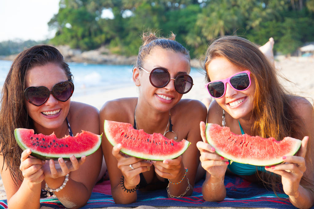 Freundinnen essen Wassermelone - Foto, Bild