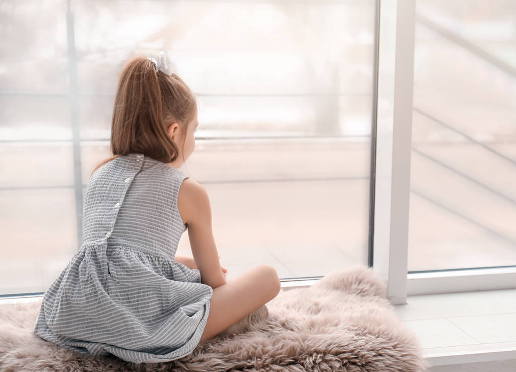 Osamělé holčičky sedící uvnitř okna. Autistického dítěte - Fotografie, Obrázek