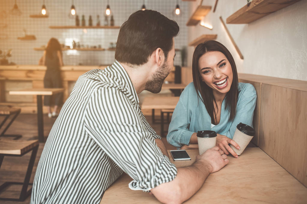 Pozitivní pár mluvit v kavárně - Fotografie, Obrázek