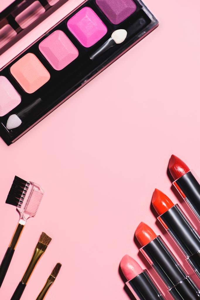 Draufsicht auf verschiedene Make-up-Zubehör auf rosa Oberfläche - Foto, Bild