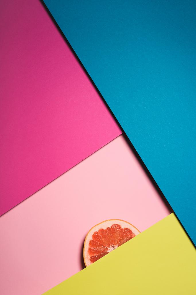 Greyfurt dilim üstten görünüm renkli yüzeylerde - Fotoğraf, Görsel