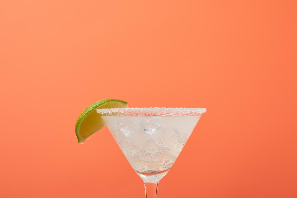vista da vicino di rinfrescante cocktail di margarita alcolica con lime e ghiaccio isolato su arancia
 - Foto, immagini