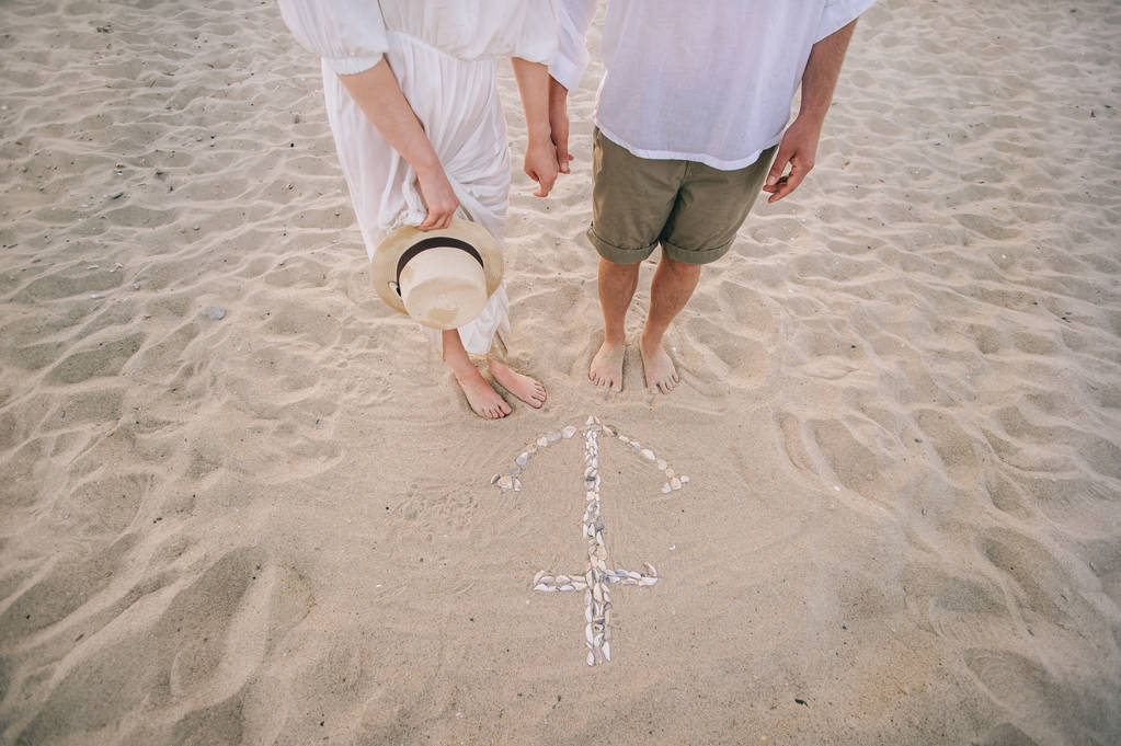Nuori pari hiekkarannalla ankkuri kuoret hiekalla
 - Valokuva, kuva