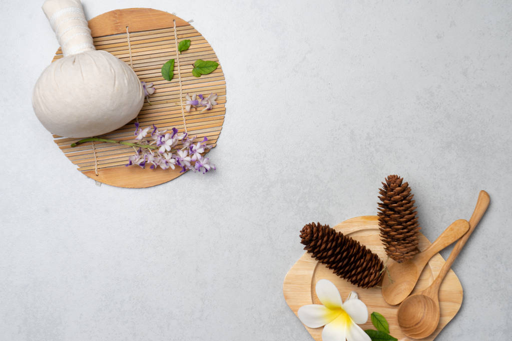 Aromatherapie product Spa instellen massage met concrete achtergrond - Foto, afbeelding