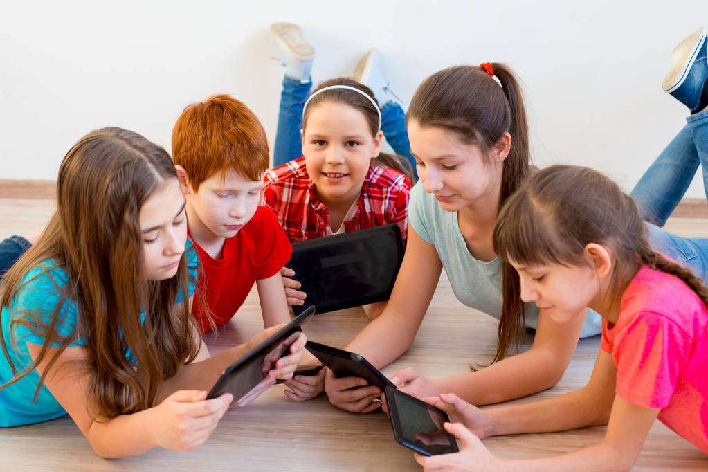 Kinder mit verschiedenen Gadgets - Foto, Bild