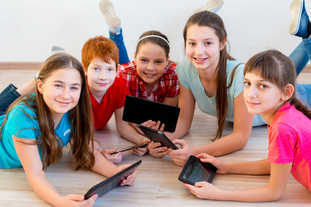 Kinder mit verschiedenen Gadgets - Foto, Bild