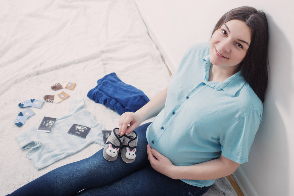zwangeren gelukkig op verdieping - Foto, afbeelding