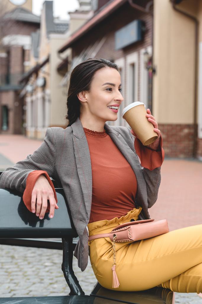 красивая стильная женщина пьет кофе из одноразовой чашки кофе
 - Фото, изображение