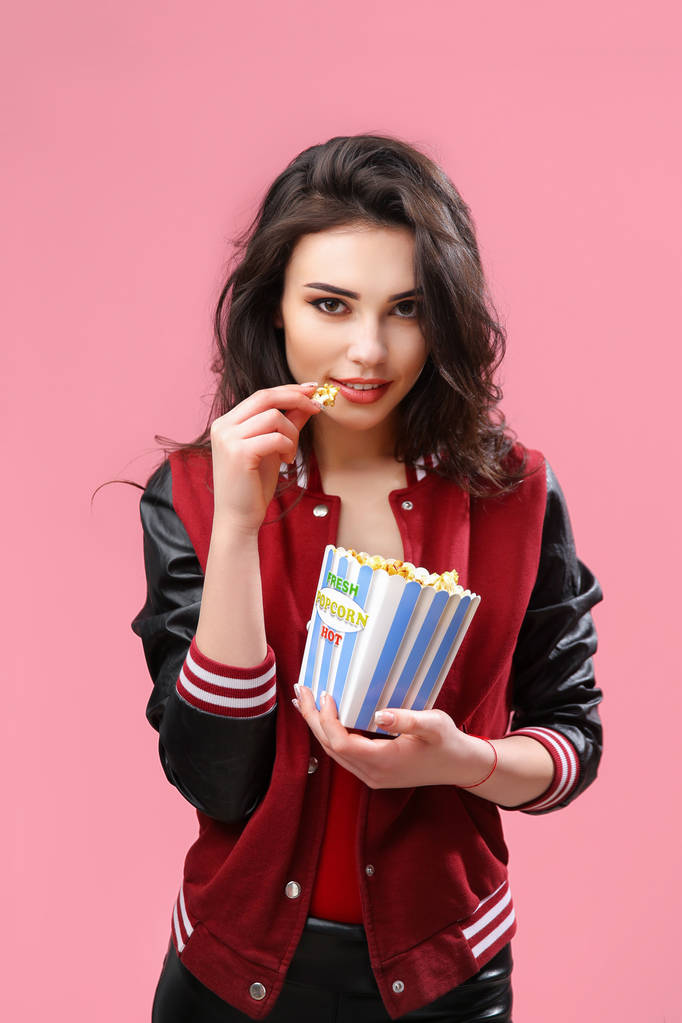 Speels meisje met pack van popcorn - Foto, afbeelding