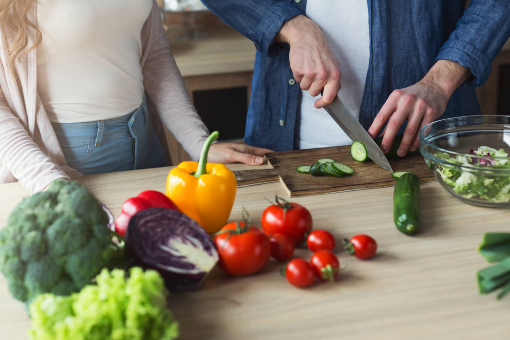 Primer plano de la pareja cocinando alimentos saludables juntos
 - Foto, Imagen