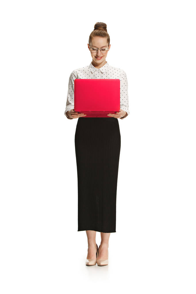 Retrato de comprimento total de uma professora sorridente segurando um laptop isolado contra fundo branco
 - Foto, Imagem