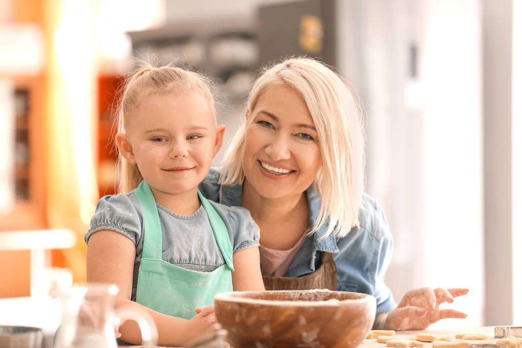 Pieni tyttö ja isoäiti jauhoja
  - Valokuva, kuva