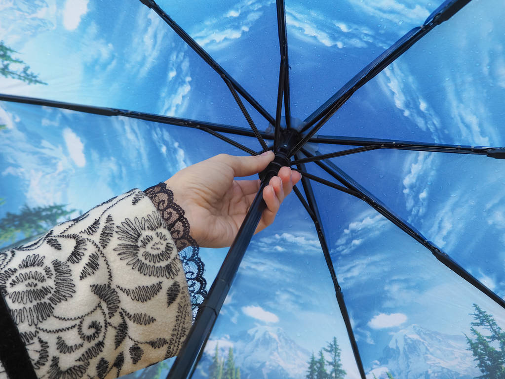 γυναίκα με ομπρέλα στο πάρκο. - Φωτογραφία, εικόνα