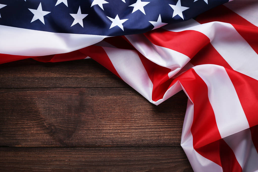 Americká vlajka na hnědý dřevěný stůl - Fotografie, Obrázek