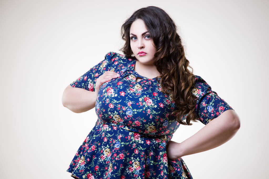 Modelo de moda de talla grande en ropa casual, mujer gorda sobre fondo beige, cuerpo femenino con sobrepeso
 - Foto, imagen