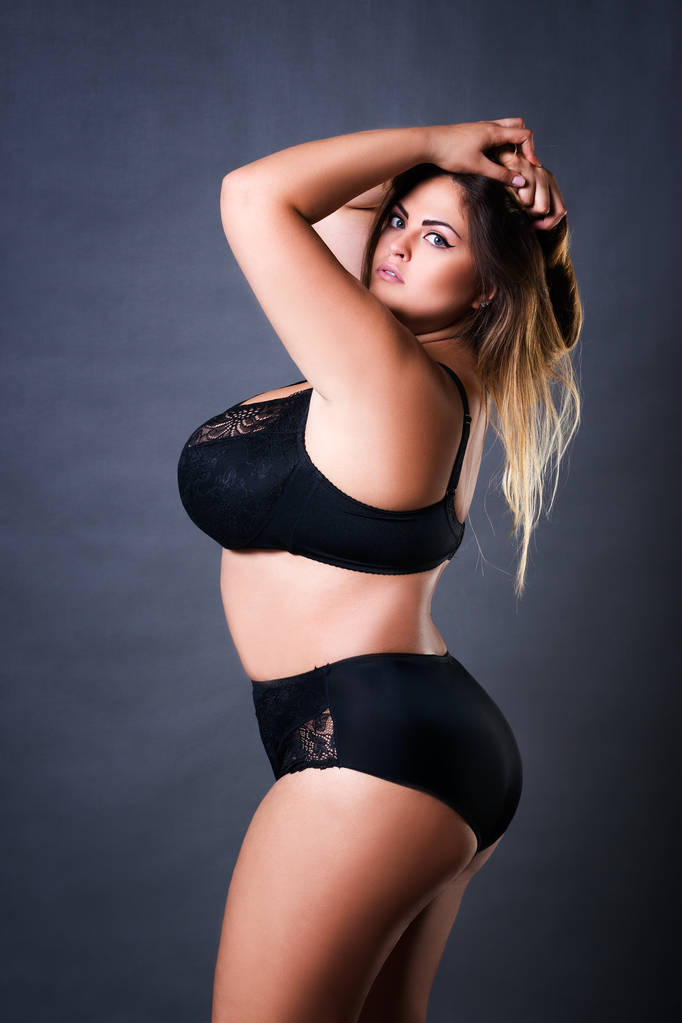 Além de tamanho modelo sexy em roupa interior preta, mulher gorda em fundo estúdio cinza, corpo feminino com sobrepeso
 - Foto, Imagem